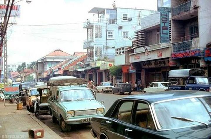 1. Áo hai dây bản mảnh: Áo hai dây bản mảnh tuy nhiên là một trong những mẫu áo khó